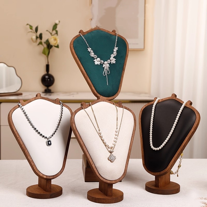 Body Jewelry In Store - حامل عرض قلادات خشبي مع حصيرة
