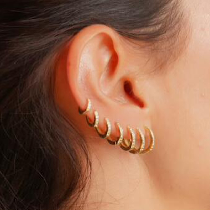 قوس قزح تشيكوسلوفاكيا هوجيز هو - مراجعة Conch Earring Hoop وسعره