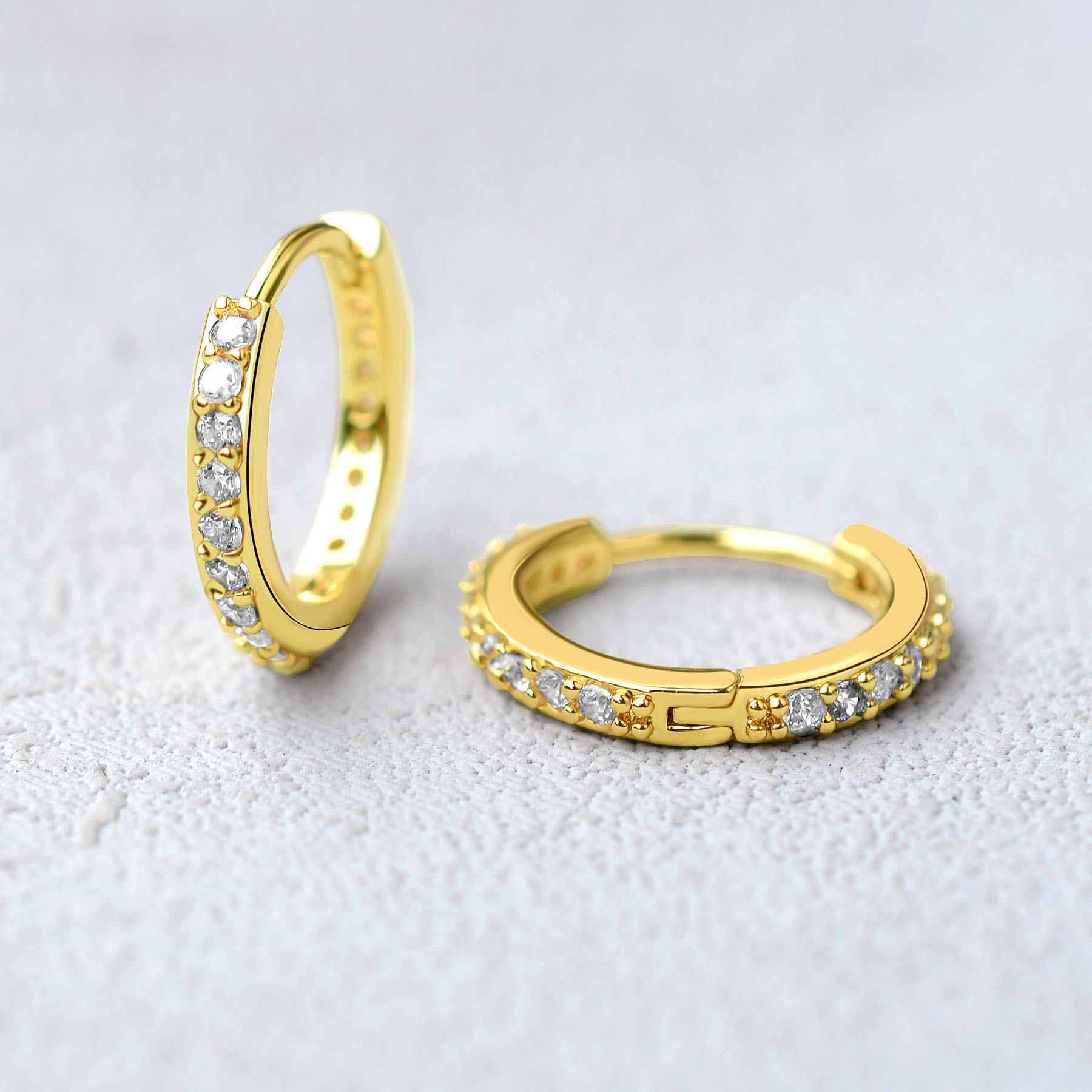 قوس قزح تشيكوسلوفاكيا هوجيز هو - مراجعة Conch Earring Hoop وسعره