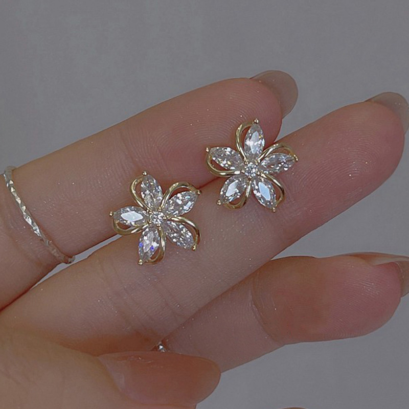 لذيذ قرط صغير زهري للنساء ثقب  - مراجعة Conch Earring Hoop وسعره