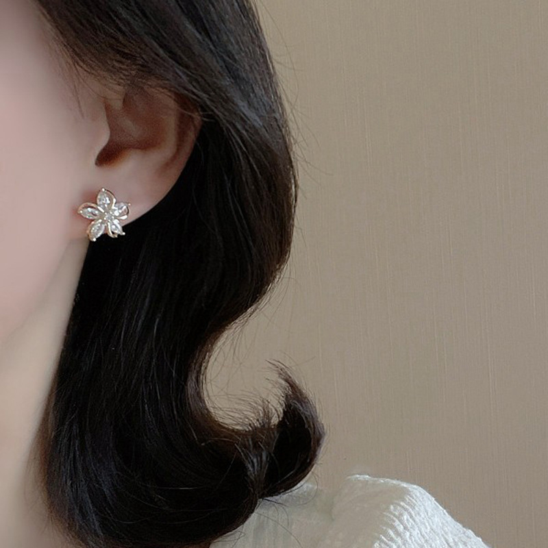 لذيذ قرط صغير زهري للنساء ثقب  - مراجعة Conch Earring Hoop وسعره