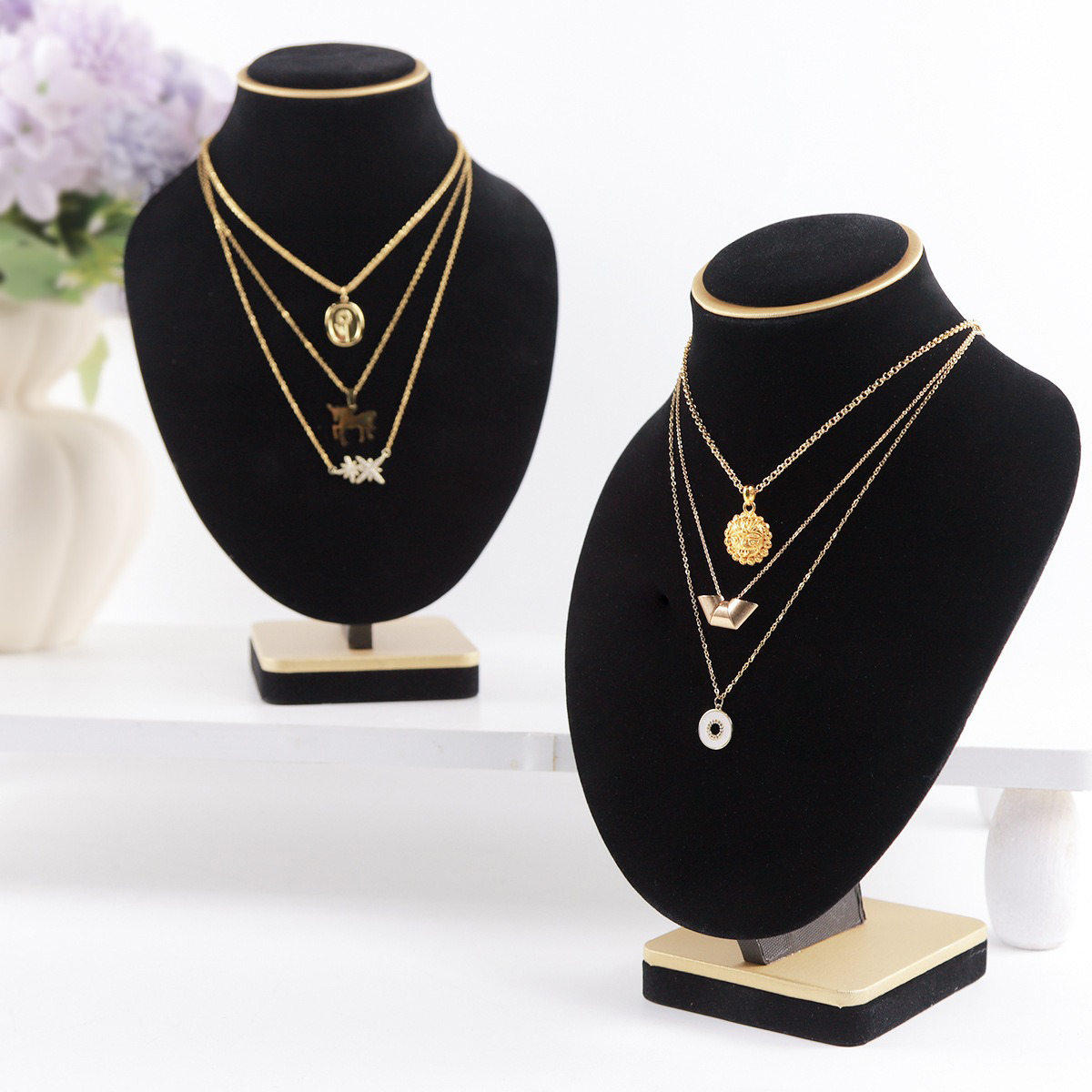 تمثال نصفي للمجوهرات المخملية  - مراجعة Body Jewelry In Store وسعره