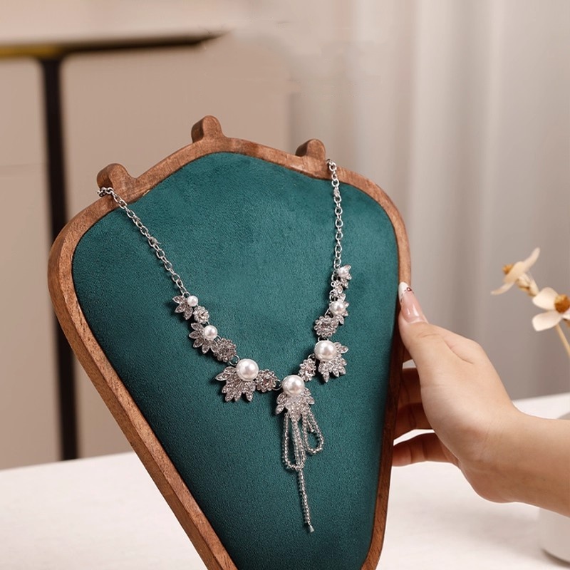 حامل عرض قلادات خشبي مع حصيرة  - مراجعة Body Jewelry In Store وسعره