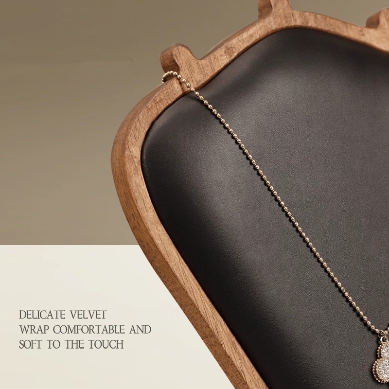 حامل عرض قلادات خشبي مع حصيرة  - مراجعة Body Jewelry In Store وسعره